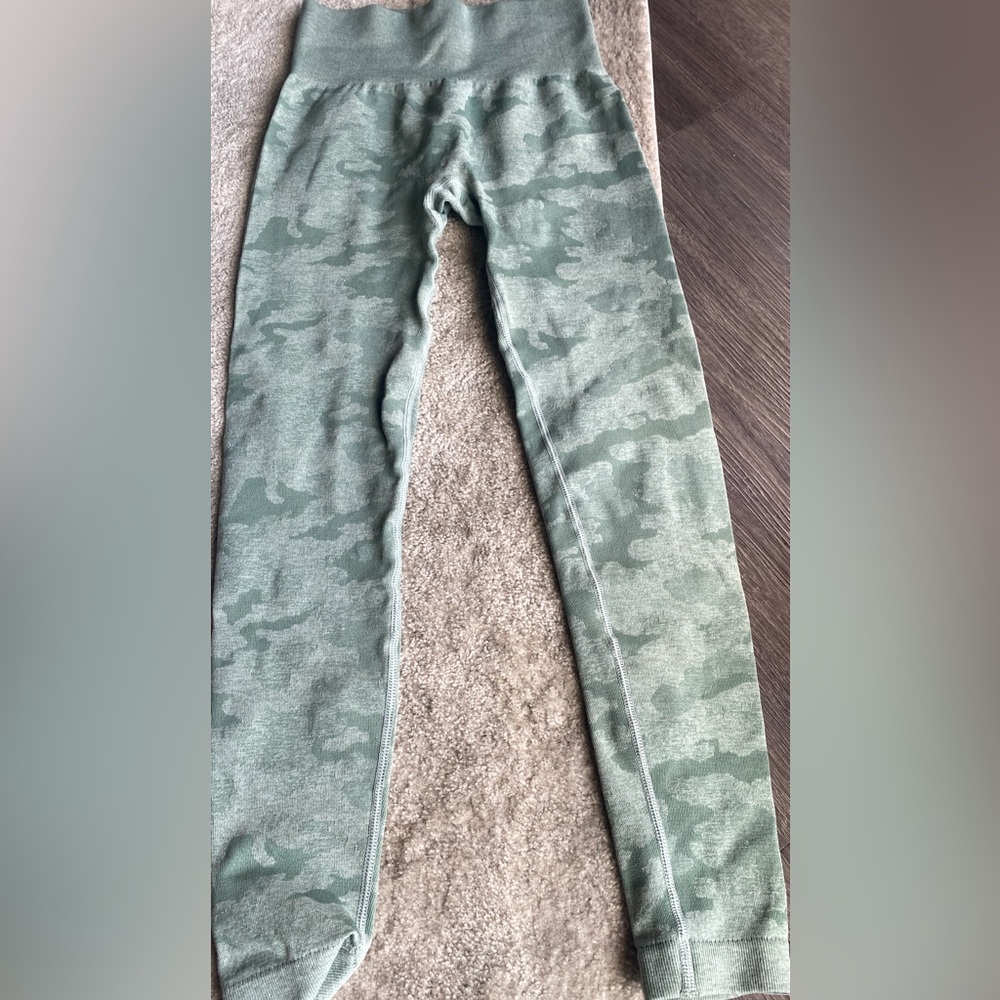 Soft Light Green camouflage leggings cinched booty Sm EUC